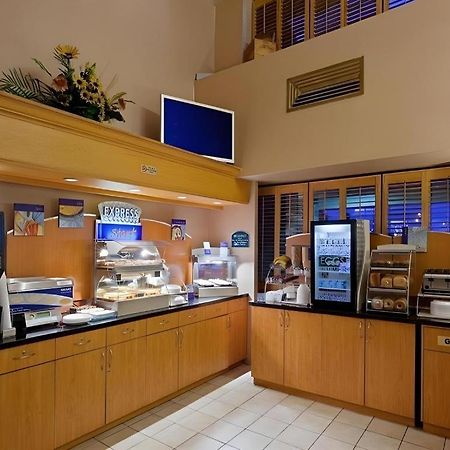 Holiday Inn Express Toronto East - Scarborough By Ihg Экстерьер фото