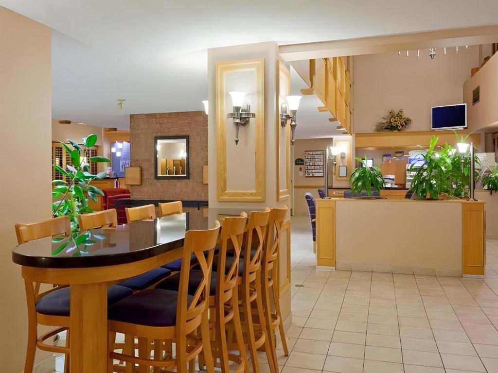 Holiday Inn Express Toronto East - Scarborough By Ihg Экстерьер фото