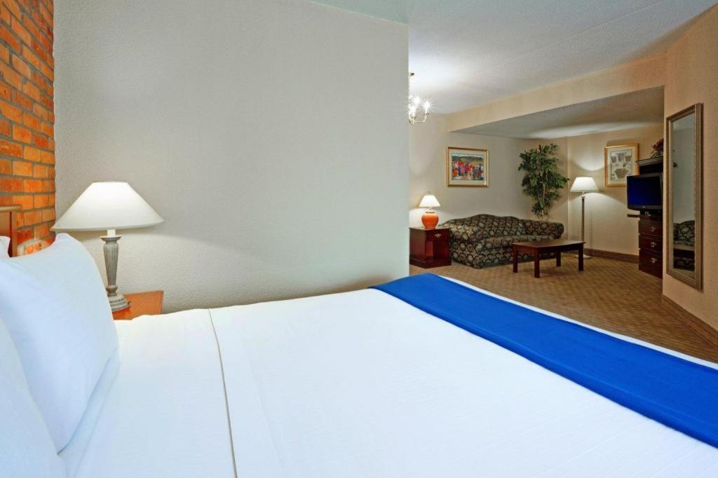 Holiday Inn Express Toronto East - Scarborough By Ihg Экстерьер фото