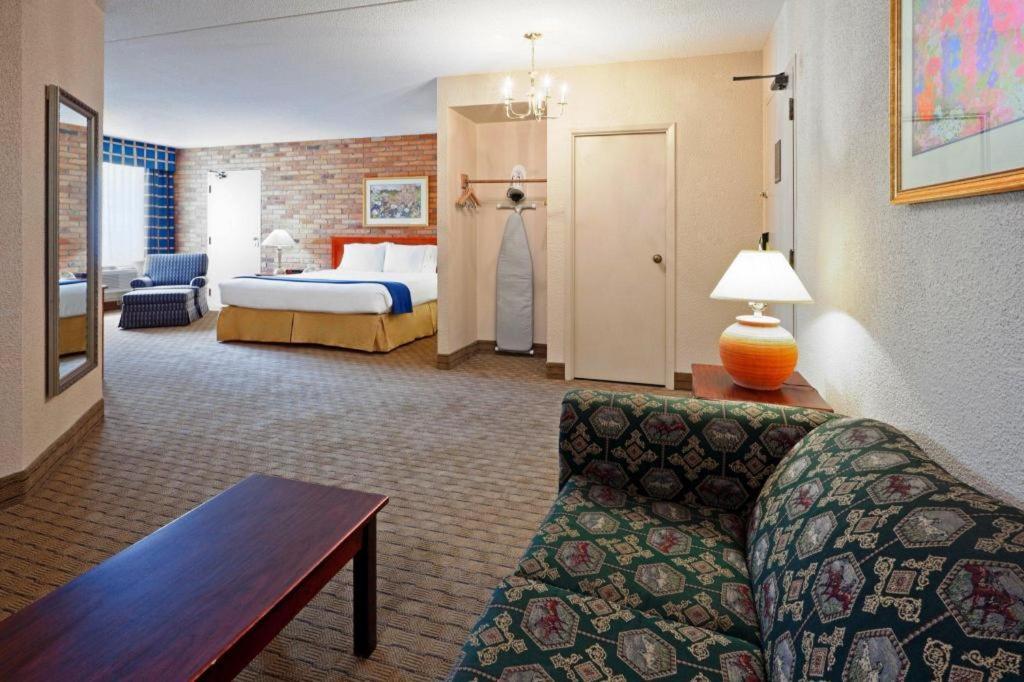 Holiday Inn Express Toronto East - Scarborough By Ihg Экстерьер фото