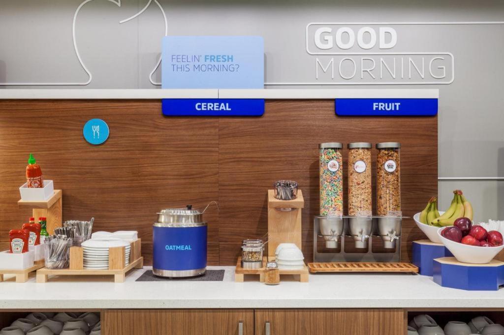 Holiday Inn Express Toronto East - Scarborough By Ihg Экстерьер фото