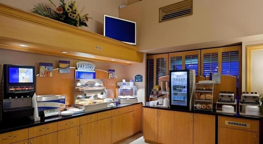Holiday Inn Express Toronto East - Scarborough By Ihg Экстерьер фото