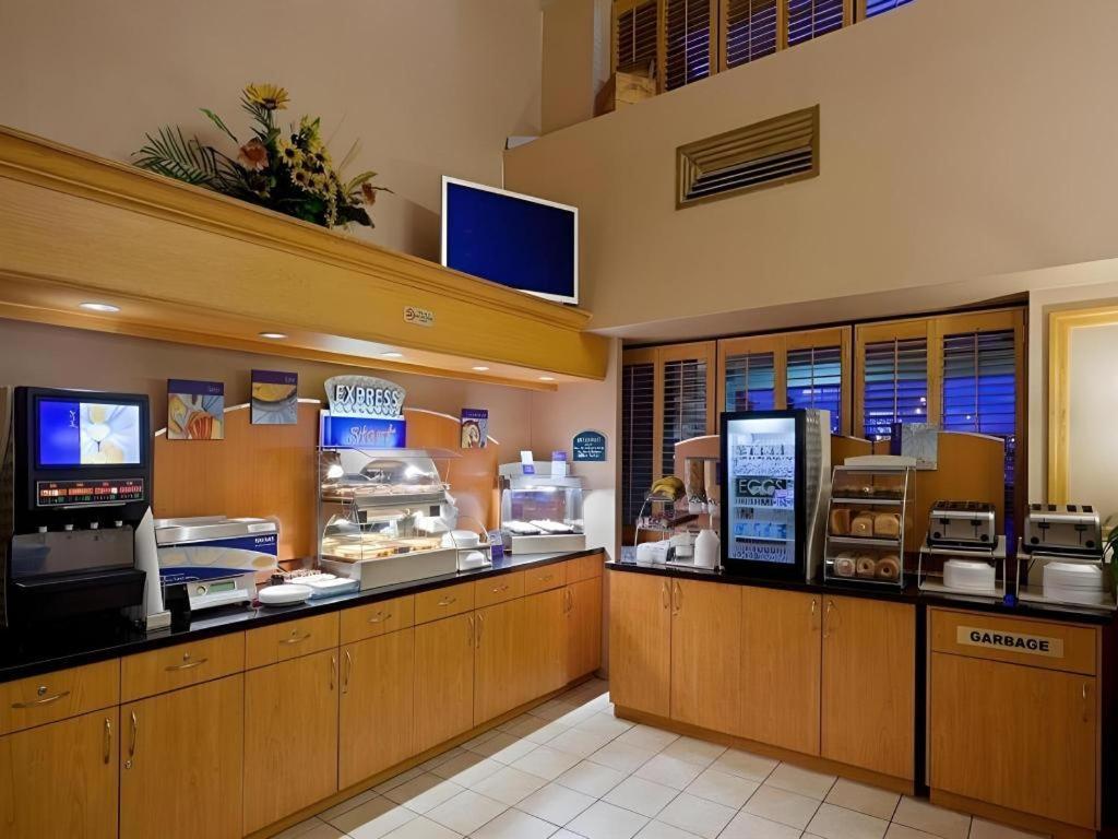 Holiday Inn Express Toronto East - Scarborough By Ihg Экстерьер фото