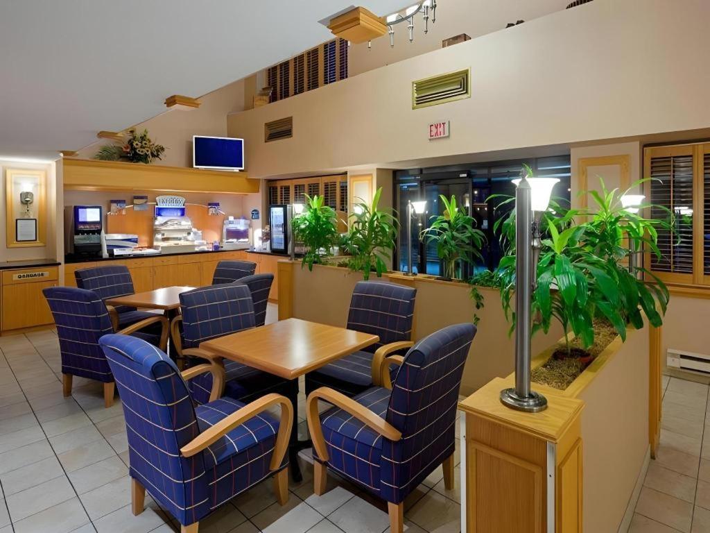 Holiday Inn Express Toronto East - Scarborough By Ihg Экстерьер фото